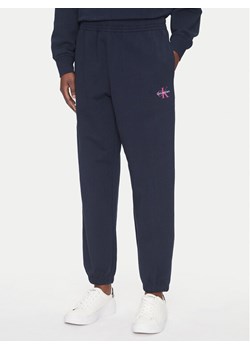 Calvin Klein Jeans Spodnie dresowe Monologo LV047B235G Granatowy Regular Fit ze sklepu MODIVO w kategorii Spodnie damskie - zdjęcie 183706603