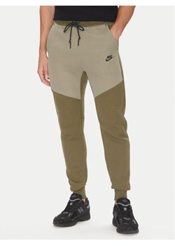 Nike Spodnie dresowe Tech HV0959 Khaki Regular Fit ze sklepu MODIVO w kategorii Spodnie męskie - zdjęcie 183725341