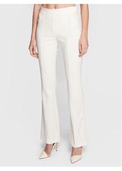 Marciano Guess Spodnie materiałowe 3RGB13 8502Z Écru Flare Fit ze sklepu MODIVO w kategorii Spodnie damskie - zdjęcie 183725424