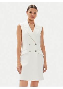 Guess Sukienka koktajlowa W4YK25 KBJP2 Écru Regular Fit ze sklepu MODIVO w kategorii Sukienki - zdjęcie 183725853
