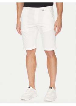 KARL LAGERFELD Szorty materiałowe 265812 552829 Biały Regular Fit ze sklepu MODIVO w kategorii Spodenki męskie - zdjęcie 183726474