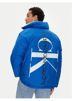 Calvin Klein Jeans Kurtka zimowa 90's J30J324438 Niebieski Oversize ze sklepu MODIVO w kategorii Kurtki męskie - zdjęcie 183737290