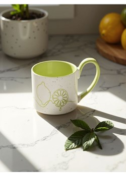 Sinsay - Porcelanowy kubek lekko nakrapiany z motywem owocowym - zielony ze sklepu Sinsay w kategorii Kubki - zdjęcie 183738884