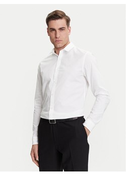 Calvin Klein Jeans Koszula J30J324614 Biały Slim Fit ze sklepu MODIVO w kategorii Koszule męskie - zdjęcie 183751552