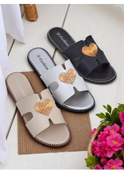 Royalfashion Damskie klapki na płaskiej podeszwie Heart Chic ze sklepu royalfashion.pl w kategorii Klapki damskie - zdjęcie 183762850