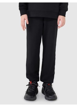 Chłopięce spodnie dresowe joggery 4F 4FJWMM00TTROM1188 - czarne ze sklepu Sportstylestory.com w kategorii Spodnie chłopięce - zdjęcie 183768922