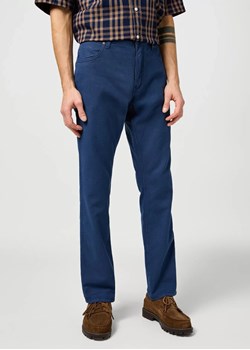 WRANGLER MĘSKIE SPODNIE MATERIAŁOWE WRANGLER GREENSBORO NAVY 112362441 ze sklepu YouNeedit.pl w kategorii Spodnie męskie - zdjęcie 183774050