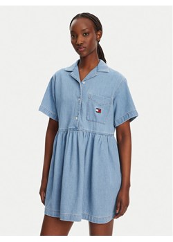 Tommy Jeans Sukienka jeansowa DW0DW20372 Niebieski Relaxed Fit ze sklepu MODIVO w kategorii Sukienki - zdjęcie 183778333