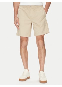 Calvin Klein Jeans Szorty materiałowe J30J327300 Beżowy Regular Fit ze sklepu MODIVO w kategorii Spodenki męskie - zdjęcie 183778441