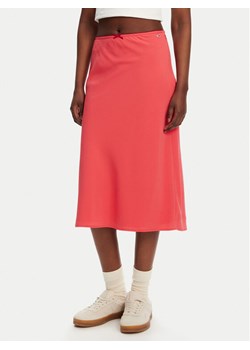 Tommy Jeans Spódnica midi Tjw Midi Aop Skirt DW0DW20272 Koralowy Regular Fit ze sklepu MODIVO w kategorii Spódnice - zdjęcie 183778634