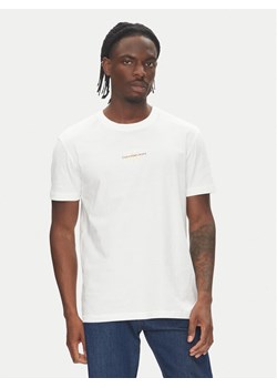 Calvin Klein Jeans T-Shirt Monologo J30J325649 Biały Regular Fit ze sklepu MODIVO w kategorii T-shirty męskie - zdjęcie 183778740