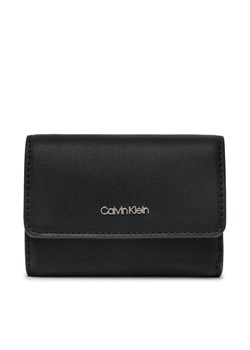 Portfel damski Calvin Klein Ck Must Small Trifold W/Zip LV04F1030G Czarny ze sklepu eobuwie.pl w kategorii Portfele damskie - zdjęcie 183807591