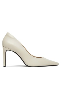 Szpilki Calvin Klein Pump 90 Pointy Hw Bar Lth HW0HW02527 Beżowy ze sklepu eobuwie.pl w kategorii Czółenka - zdjęcie 183807743