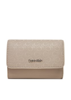 Portfel damski Calvin Klein Ck Must Aop Small Trifold W Zip LV04F1038G Beżowy ze sklepu eobuwie.pl w kategorii Portfele damskie - zdjęcie 183808332