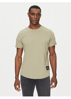 Calvin Klein Jeans T-Shirt J30J323482 Beżowy Regular Fit ze sklepu MODIVO w kategorii T-shirty męskie - zdjęcie 183813230