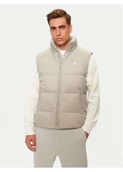 Calvin Klein Jeans Bezrękawnik Essentials J30J325901 Beżowy Regular Fit ze sklepu MODIVO w kategorii Kamizelki męskie - zdjęcie 183813380