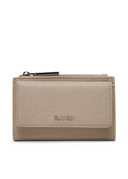Calvin Klein Etui na karty kredytowe Ck Must Aop Cc Holder W Zip LV04F1036G Beżowy ze sklepu MODIVO w kategorii Etui - zdjęcie 183813391