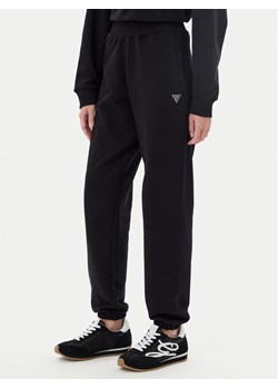 Guess Spodnie dresowe V5YB17 KCRP0 Czarny Regular Fit ze sklepu MODIVO w kategorii Spodnie damskie - zdjęcie 183813433