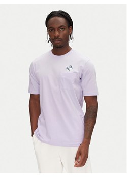 adidas T-Shirt Lounge Slides Graphic Pocket JM0375 Fioletowy Regular Fit ze sklepu MODIVO w kategorii T-shirty męskie - zdjęcie 183813690