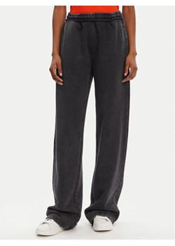 HUGO Spodnie dresowe Nolasa_B 50545019 Czarny Loose Fit ze sklepu MODIVO w kategorii Spodnie damskie - zdjęcie 183814091