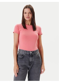 Guess T-Shirt W2YI44 J1314 Koralowy Regular Fit ze sklepu MODIVO w kategorii Bluzki damskie - zdjęcie 183814383