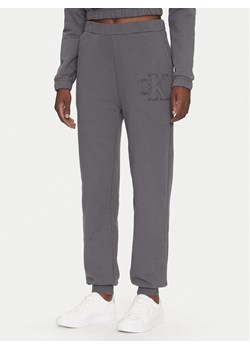 Calvin Klein Jeans Spodnie dresowe J20J225355 Szary Regular Fit - id: 0000304657276 - marki Calvin Klein - 183814444 Calvin Klein Jeans Spodnie dresowe J20J225355 Szary Regular Fit ze sklepu MODIVO w kategorii Spodnie damskie - zdjęcie 183814444