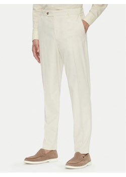 BOSS Chinosy C-Perin 50544005 Écru Relaxed Fit ze sklepu MODIVO w kategorii Spodnie męskie - zdjęcie 183814624