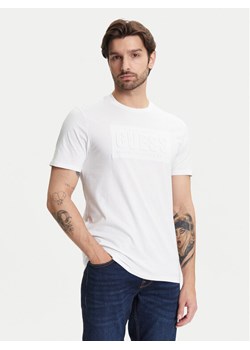 Guess T-Shirt M5YI44 KBW41 Biały Regular Fit ze sklepu MODIVO w kategorii T-shirty męskie - zdjęcie 183814784