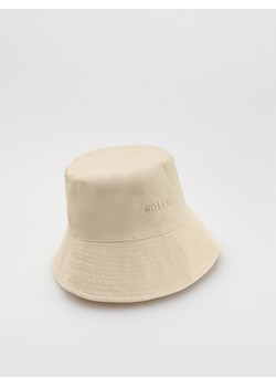 Reserved - Kapelusz bucket z haftowanym napisem - złamana biel ze sklepu Reserved w kategorii Kapelusze damskie - zdjęcie 183826463