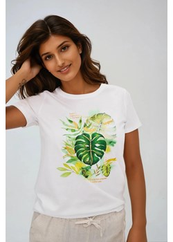 T-shirt z tropikalnym nadrukiem biały ze sklepu Moodo.pl w kategorii Bluzki damskie - zdjęcie 183827872