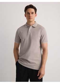 Reserved - Polo z merceryzowanej bawełny - beżowy ze sklepu Reserved w kategorii T-shirty męskie - zdjęcie 183829924