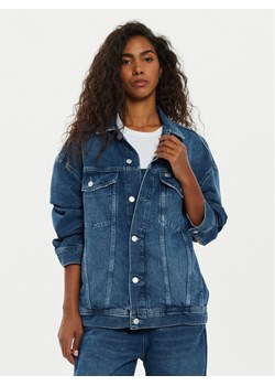 Tommy Jeans Kurtka jeansowa Daisy DW0DW19745 Granatowy Oversize ze sklepu MODIVO w kategorii Kurtki damskie - zdjęcie 183833132