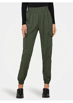 ONLY Joggery Aris 15245364 Zielony Relaxed Fit ze sklepu MODIVO w kategorii Spodnie damskie - zdjęcie 183833152