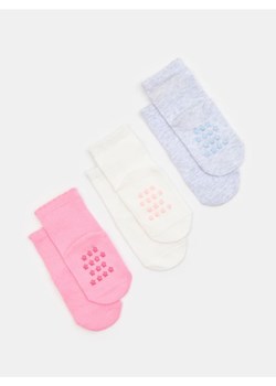 Sinsay - Antypoślizgowe skarpetki 3 pack - wielobarwny ze sklepu Sinsay w kategorii Skarpetki dziecięce - zdjęcie 183848554
