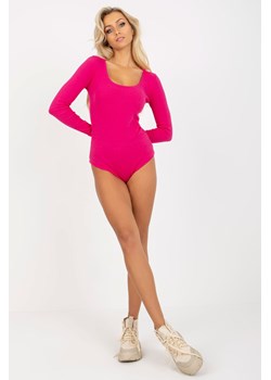 Prążkowane body damskie z okrągłym dekoltem - fuksja ze sklepu Cudmoda w kategorii Body damskie - zdjęcie 183849032