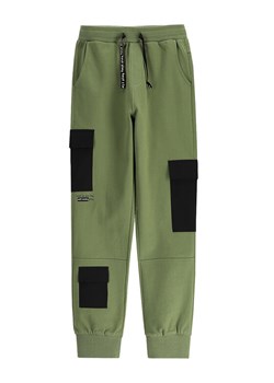 Coccodrillo Spodnie dresowe WC5120104GBJ Khaki Regular Fit ze sklepu MODIVO w kategorii Spodnie chłopięce - zdjęcie 183851824