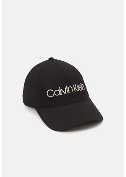CZAPKA Z DASZKIEM CALVIN KLEIN CKJ64 ze sklepu olika.com.pl w kategorii Czapki z daszkiem męskie - zdjęcie 183858484