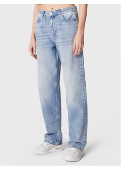 Calvin Klein Jeans Jeansy J20J220249 Niebieski Relaxed Fit ze sklepu MODIVO w kategorii Jeansy damskie - zdjęcie 183862741