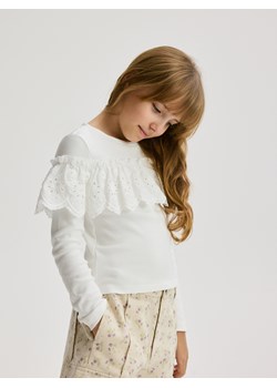 Reserved - Koszulka z ażurową falbaną - złamana biel ze sklepu Reserved w kategorii Bluzki dziewczęce - zdjęcie 183868880