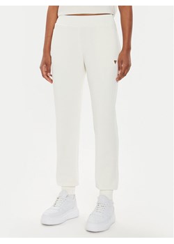 Guess Spodnie dresowe V4YB08 KCAY2 Écru Regular Fit ze sklepu MODIVO w kategorii Spodnie damskie - zdjęcie 183874762