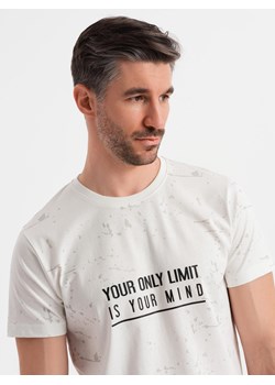 Męski t-shirt z nadrukiem i okrągłym dekoltem – biały V1 OM-TSFP-0187 ze sklepu ombre w kategorii T-shirty męskie - zdjęcie 183875990