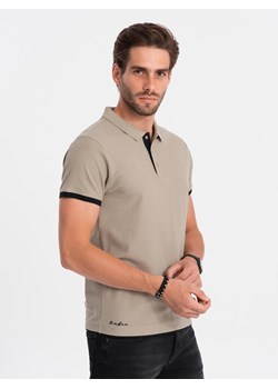 Bawełniana koszulka męska polo z kontrastowymi wykończeniami – ciemnobeżowa V5 OM-POSS-0113 ze sklepu ombre w kategorii T-shirty męskie - zdjęcie 183876012