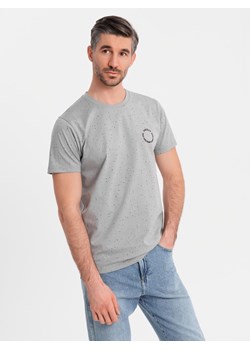 T-shirt męski bawełniany z nadrukiem i okrągłym dekoltem – jasnoszary V8 OM-TSFP-0186 ze sklepu ombre w kategorii T-shirty męskie - zdjęcie 183876081