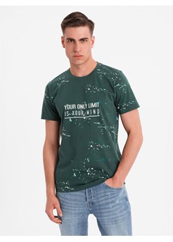 Męski t-shirt z nadrukiem i okrągłym dekoltem – zielony V3 OM-TSFP-0187 ze sklepu ombre w kategorii T-shirty męskie - zdjęcie 183876093