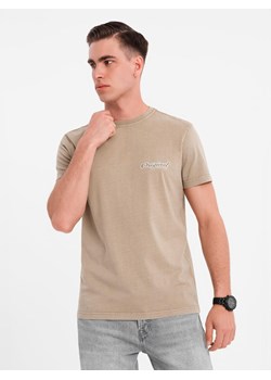 Bawełniana koszulka z nadrukiem na klatce i plecach -  ciemnobeżowa V2 OM-TSWT-0201 ze sklepu ombre w kategorii T-shirty męskie - zdjęcie 183876104