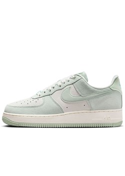 Buty damskie Nike Air Force 1 '07 SE HQ1497-099 - zielono-białe ze sklepu streetstyle24.pl w kategorii Buty sportowe damskie - zdjęcie 183884541
