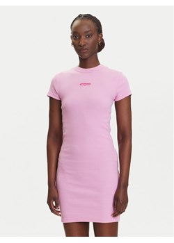 Tommy Jeans Sukienka codzienna Script DW0DW21186 Różowy Slim Fit ze sklepu MODIVO w kategorii Sukienki - zdjęcie 183885433