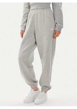adidas Spodnie dresowe Essentials Fleece IA6432 Szary Regular Fit ze sklepu MODIVO w kategorii Spodnie damskie - zdjęcie 183885634