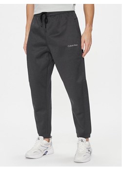 Calvin Klein Performance Spodnie dresowe 00GMF3P613 Czarny Regular Fit ze sklepu MODIVO w kategorii Spodnie męskie - zdjęcie 183890050