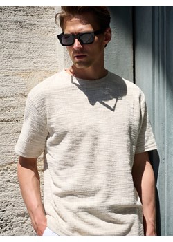 Reserved - Strukturalny t-shirt relaxed fit - beżowy ze sklepu Reserved w kategorii T-shirty męskie - zdjęcie 183892332